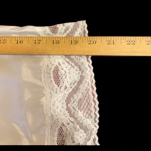 NWT La Vie en Rose White Satiny Robe w/ Lace Trim Sz M bridal spa silky luxury - Picture 12 of 13
